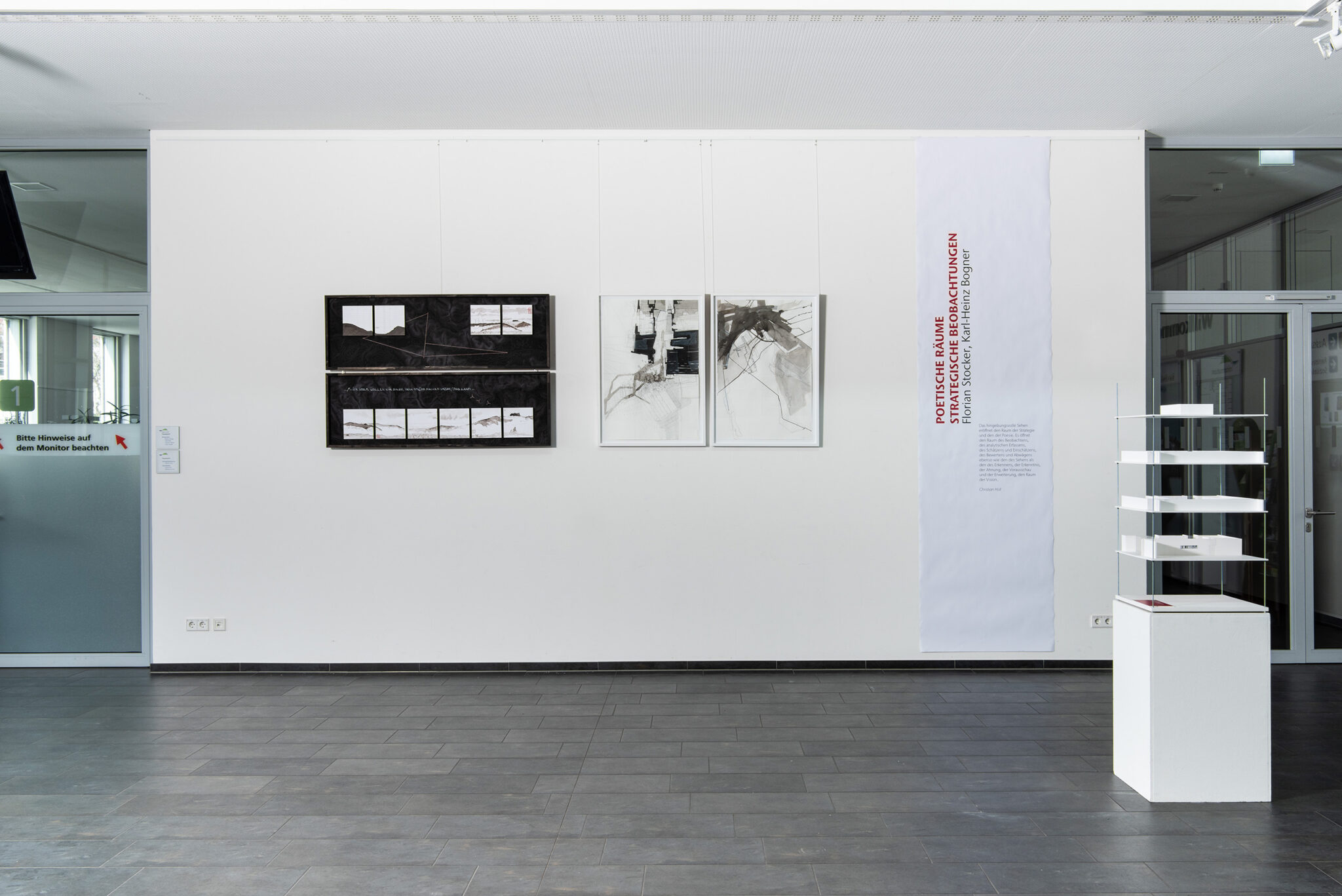 Foyer der Ausstellung »Poetische Räume – Strategische Beobachtungen« im Rathaus Remshalden. Bild: Frank Kleinbach