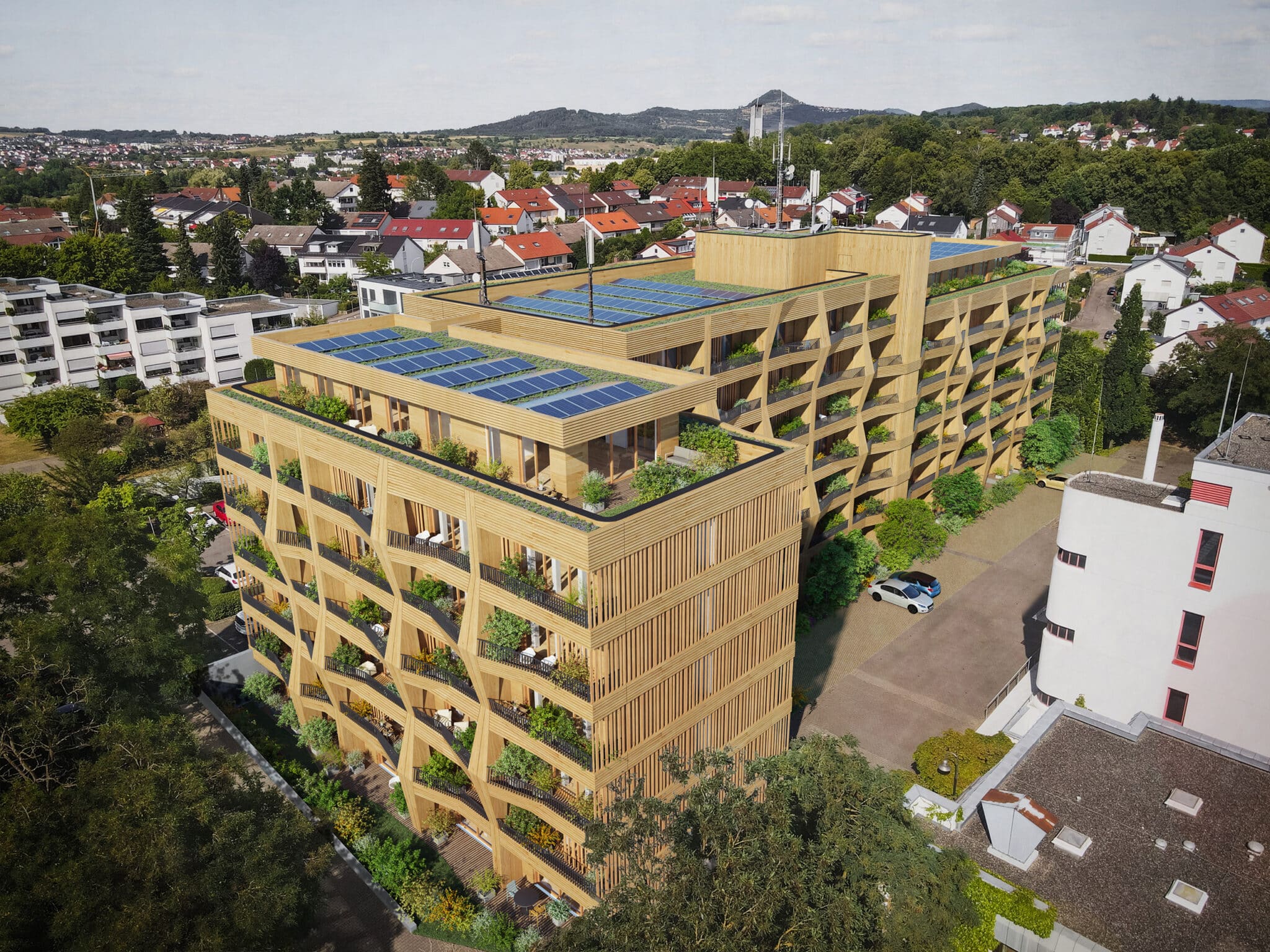 Moderne Holzbauten mit Solaranlagen und begrünten Balkonen vor einer städtischen Kulisse.