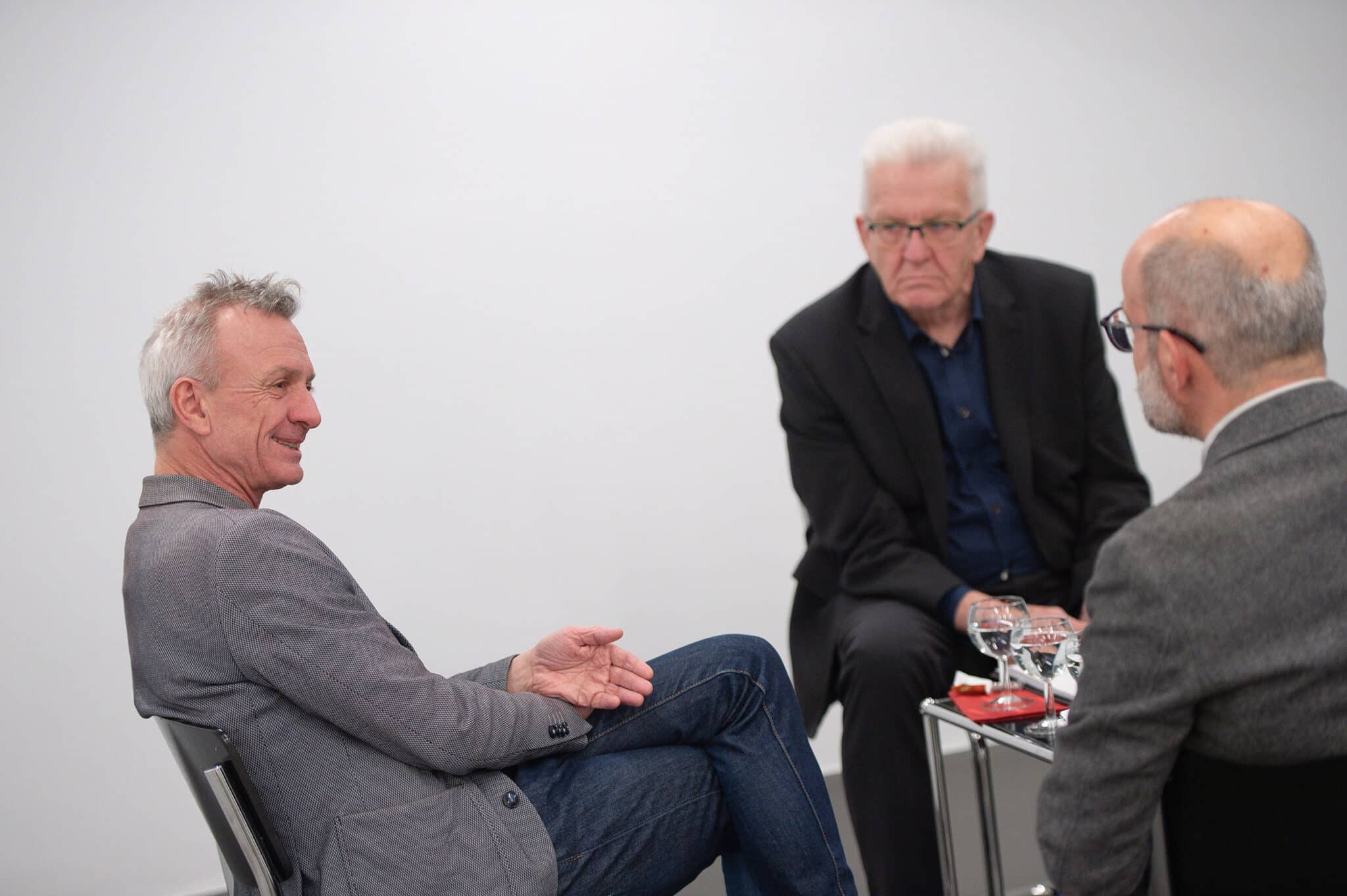 Ministerpräsident Winfried Kretschmann und IBA’27-Intendant Andreas Hofer gemeinsam mit Roland Muschel.