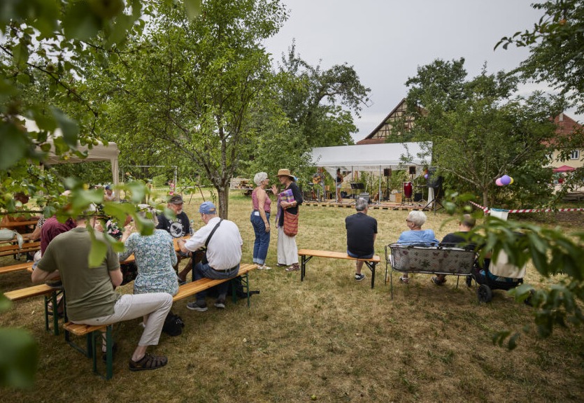 Entspannte Atmosphäre beim Picknick in der Vorstadt 2025. Bild: RemstalLeben eG, Gottfried Stoppel