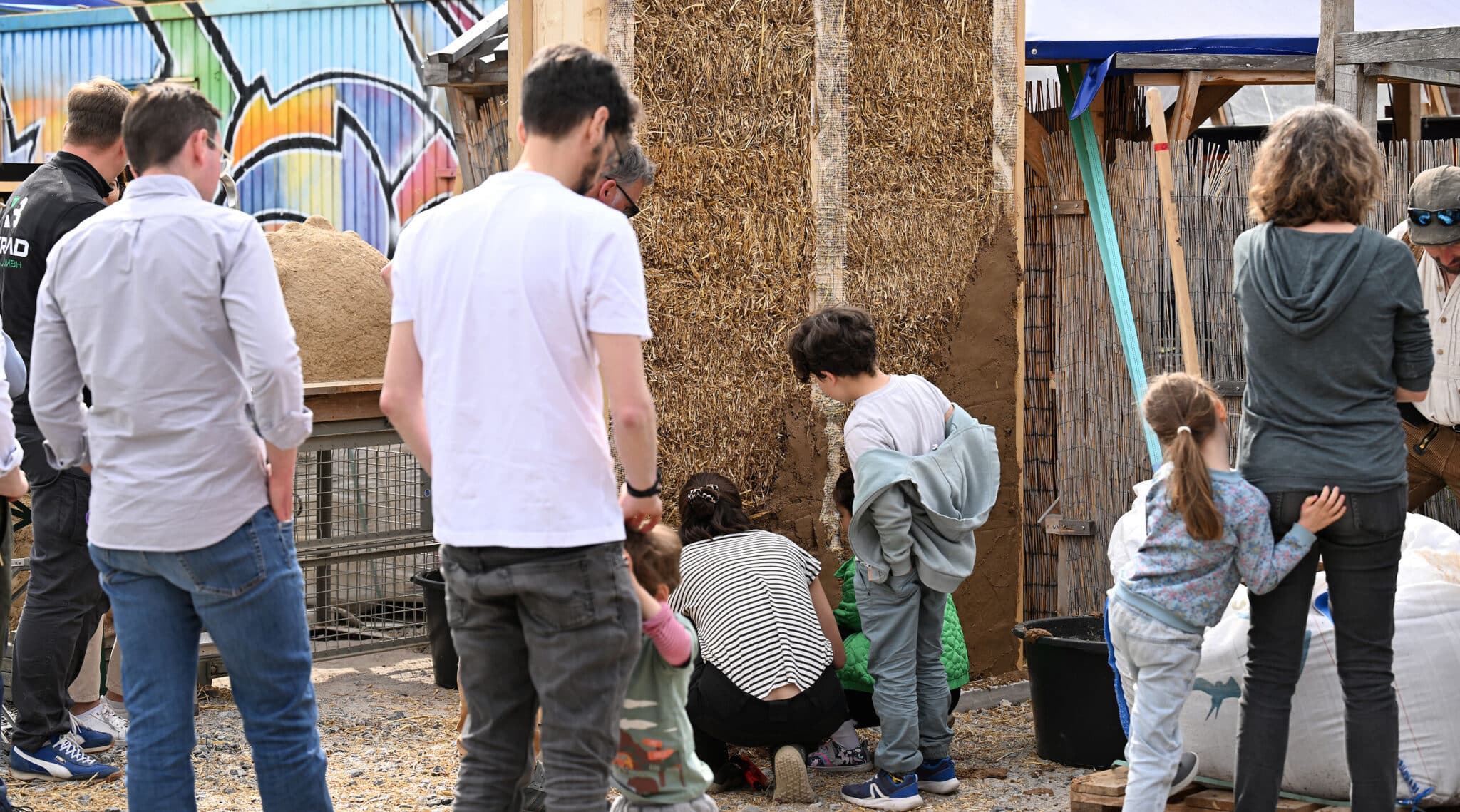 Workshop: Bauen mit nachwachsenden Materialien – Holz, Lehm und Stroh beim Abschlussfest IBA’27-Festival #2 am Circuleum, Stuttgart-Vaihingen (Bild: IBA’27 / Franziska Kraufmann)