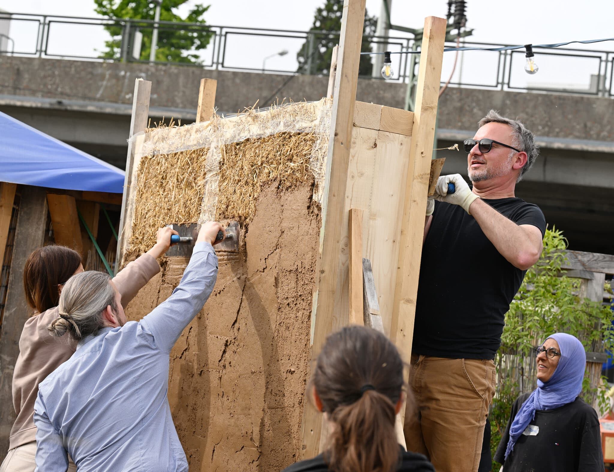 Workshop: Bauen mit nachwachsenden Materialien – Holz, Lehm und Stroh beim Abschlussfest IBA’27-Festival #2 am Circuleum, Stuttgart-Vaihingen (Bild: IBA’27 / Franziska Kraufmann)