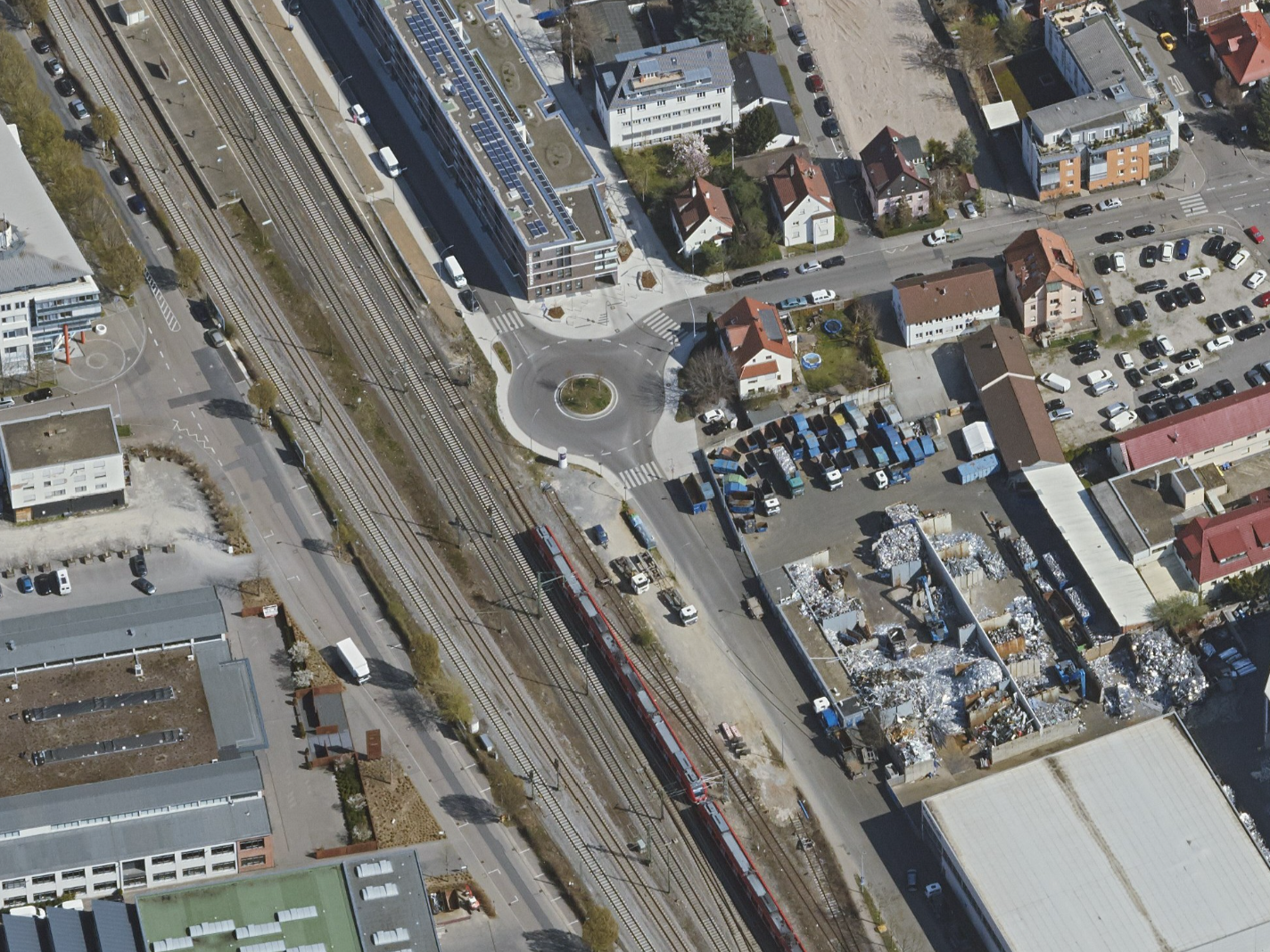 Luftbild der Bahnlinie in Fellbach, wo die neue Trafostation stehen soll.