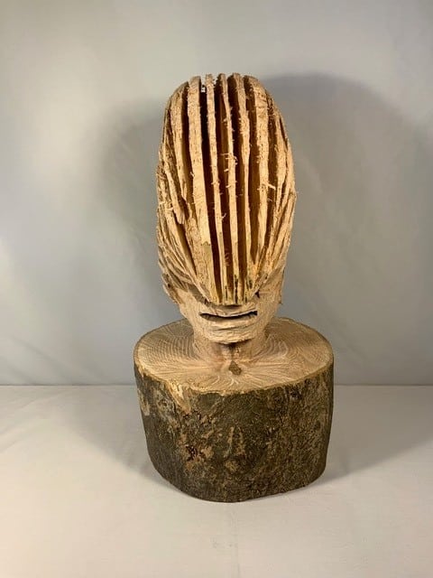 Eine Holzskulptur.