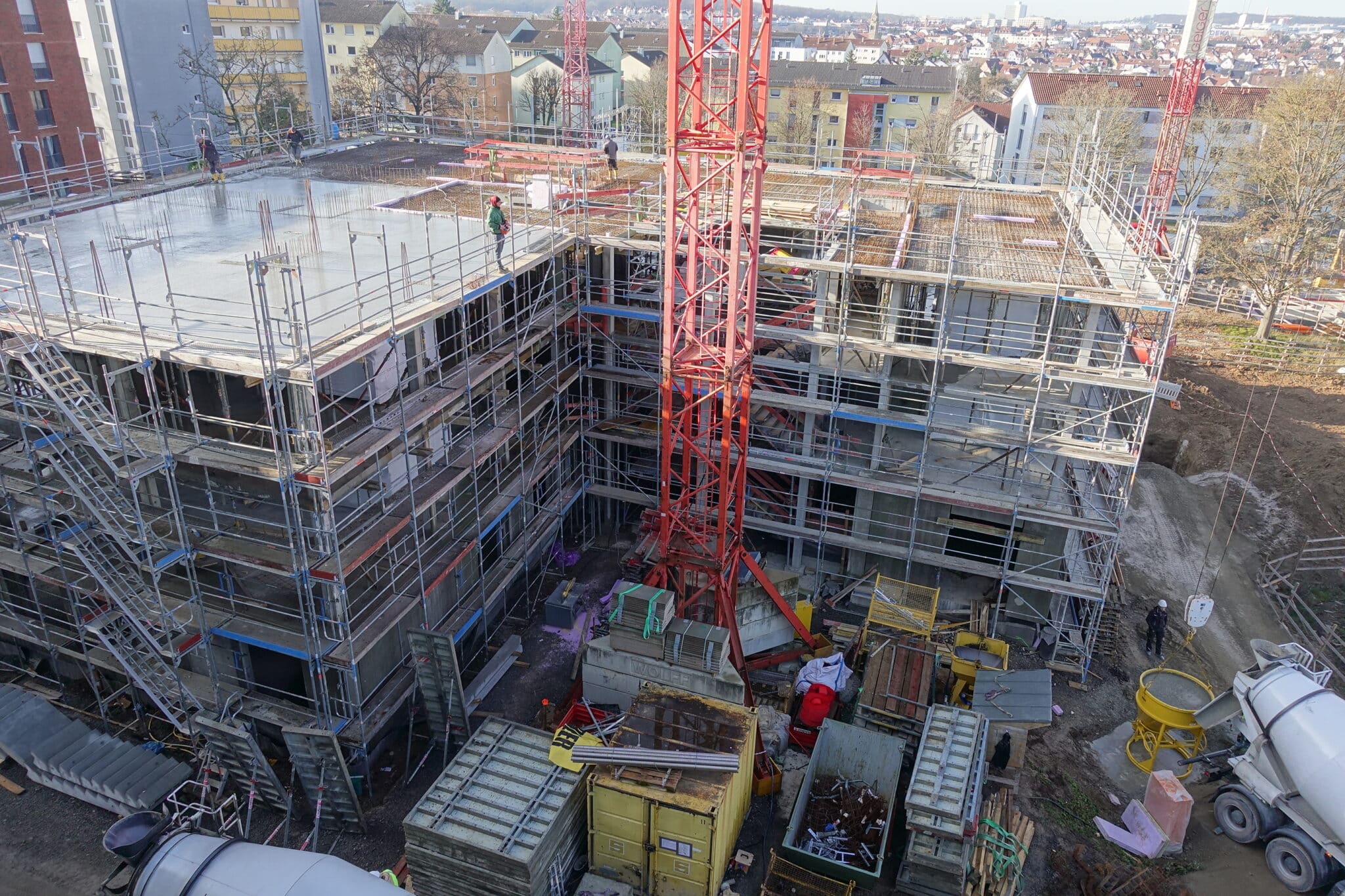 Eine Baustelle mit Gerüst und Kränen.