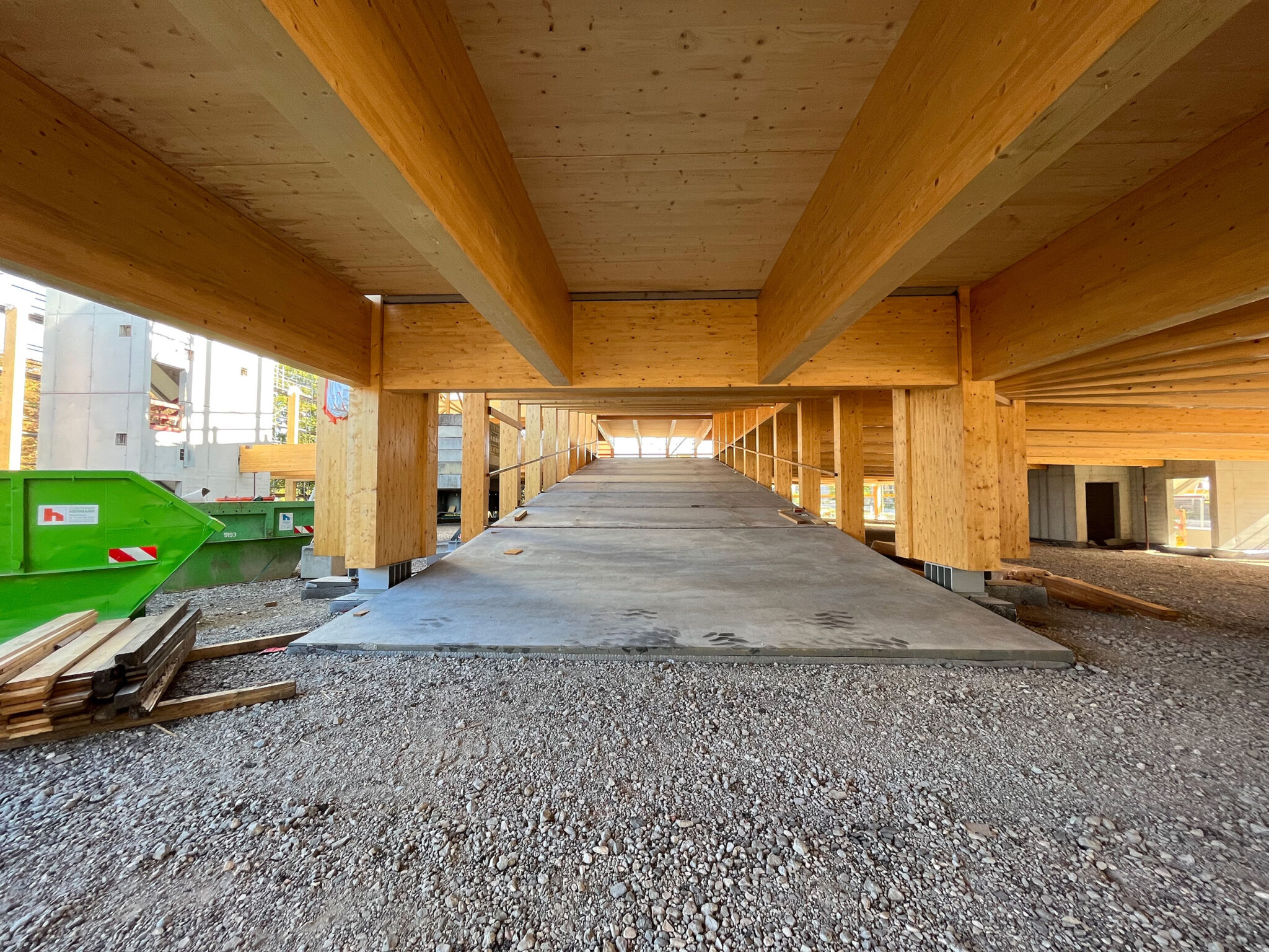 Aufnahme von der Baustelle für das Holzparkhaus Schwanenweg, Wendlingen (Sommer 2023; Bild: IBA’27 / Dr. Raquel Jaureguízar)