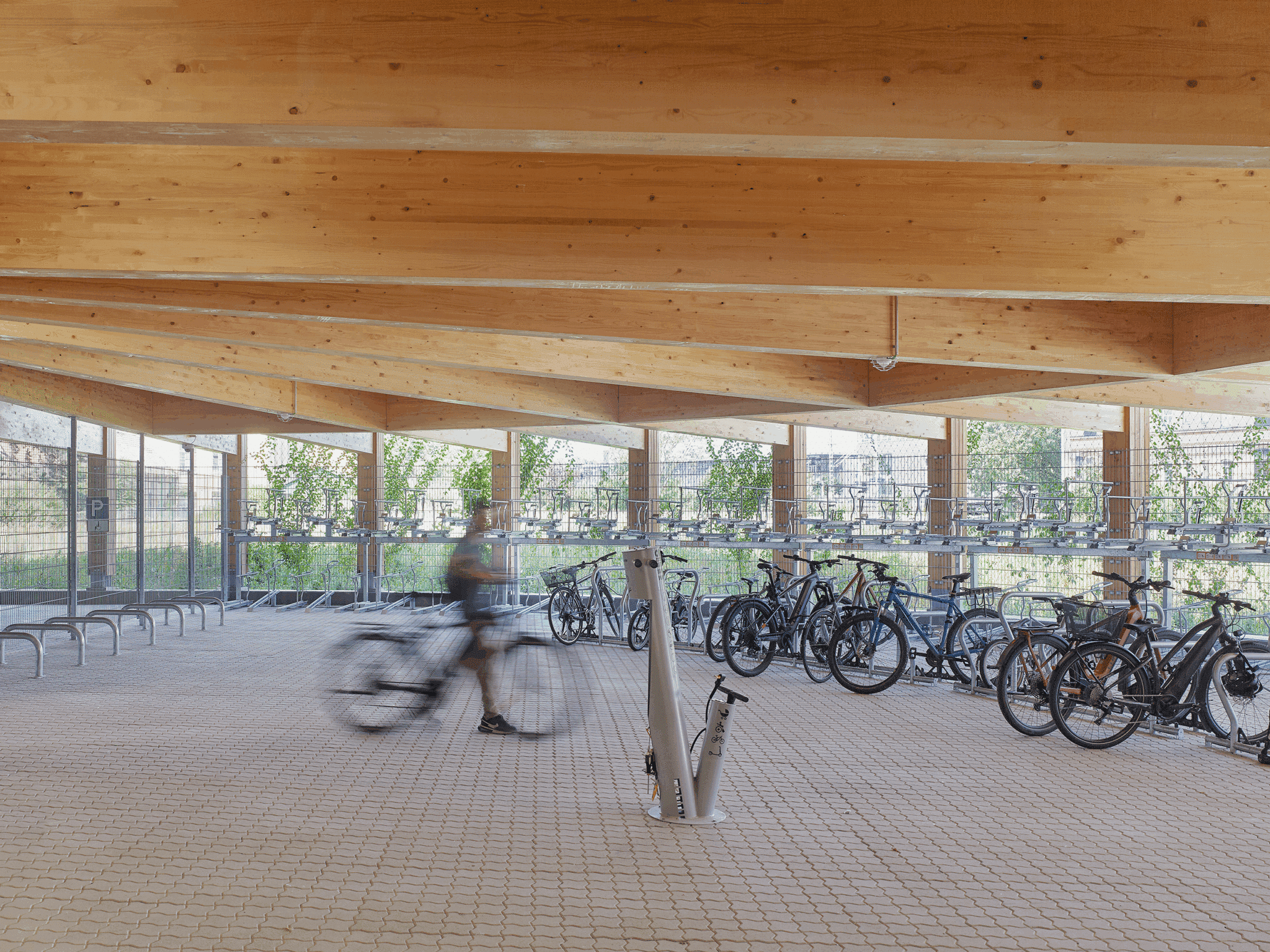Massive Holzträgerstruktur im nachhaltigen Parkhaus Wendlingen, konstruiert ohne Verbundmaterialien, mit Schraubverbindungen für zirkulären Rückbau und flexible Nachnutzung als Wohn- oder Arbeitsräume.