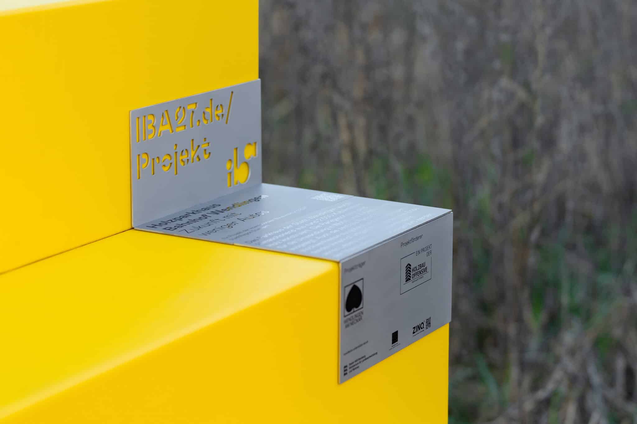 Projektmarker der IBA’27 am Holzparkhaus am Bahnhof Wendlingen (Bild: L2M3 / Sven Thiery)