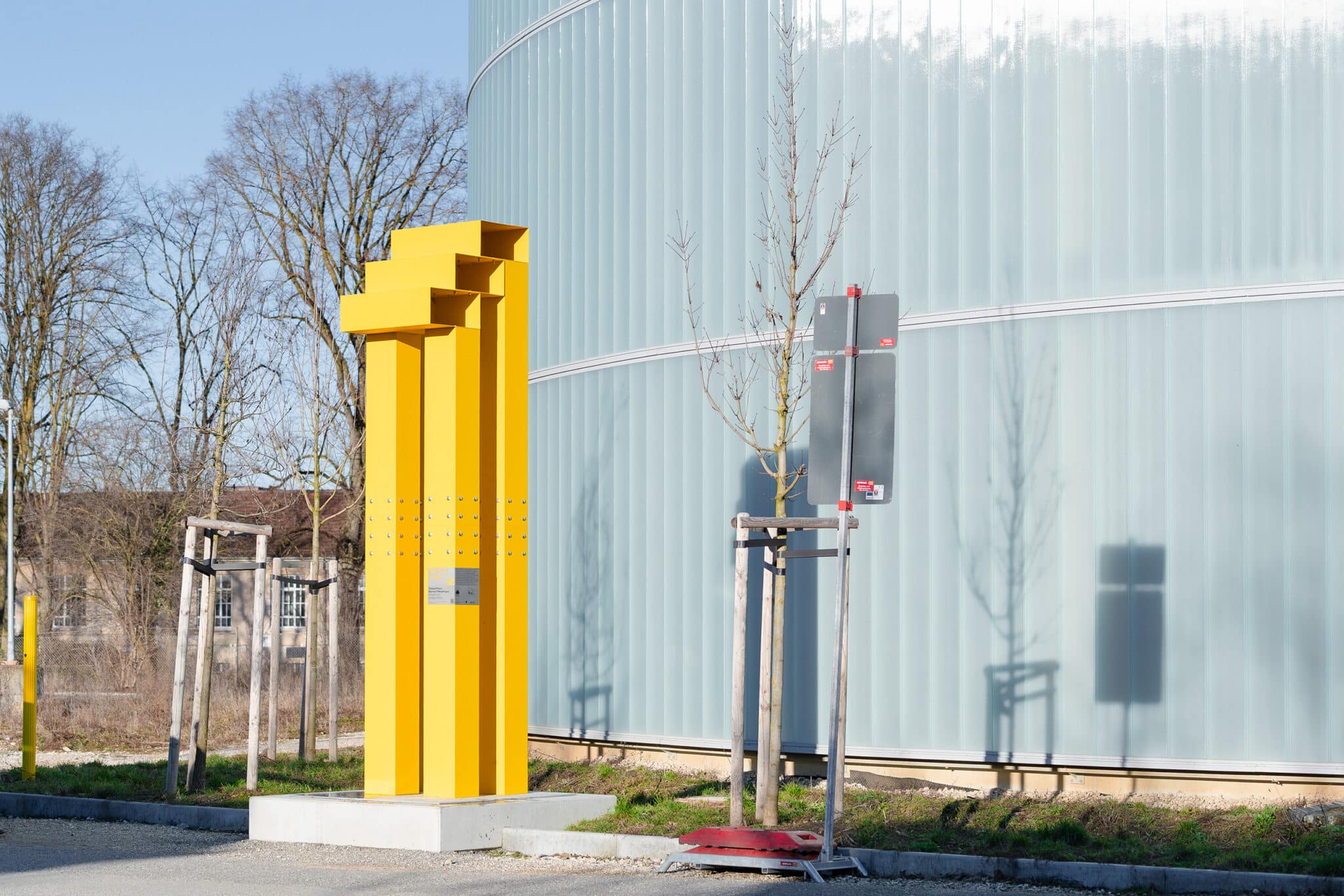 Projektmarker der IBA’27 am Holzparkhaus am Bahnhof Wendlingen (Bild: L2M3 / Sven Thiery)