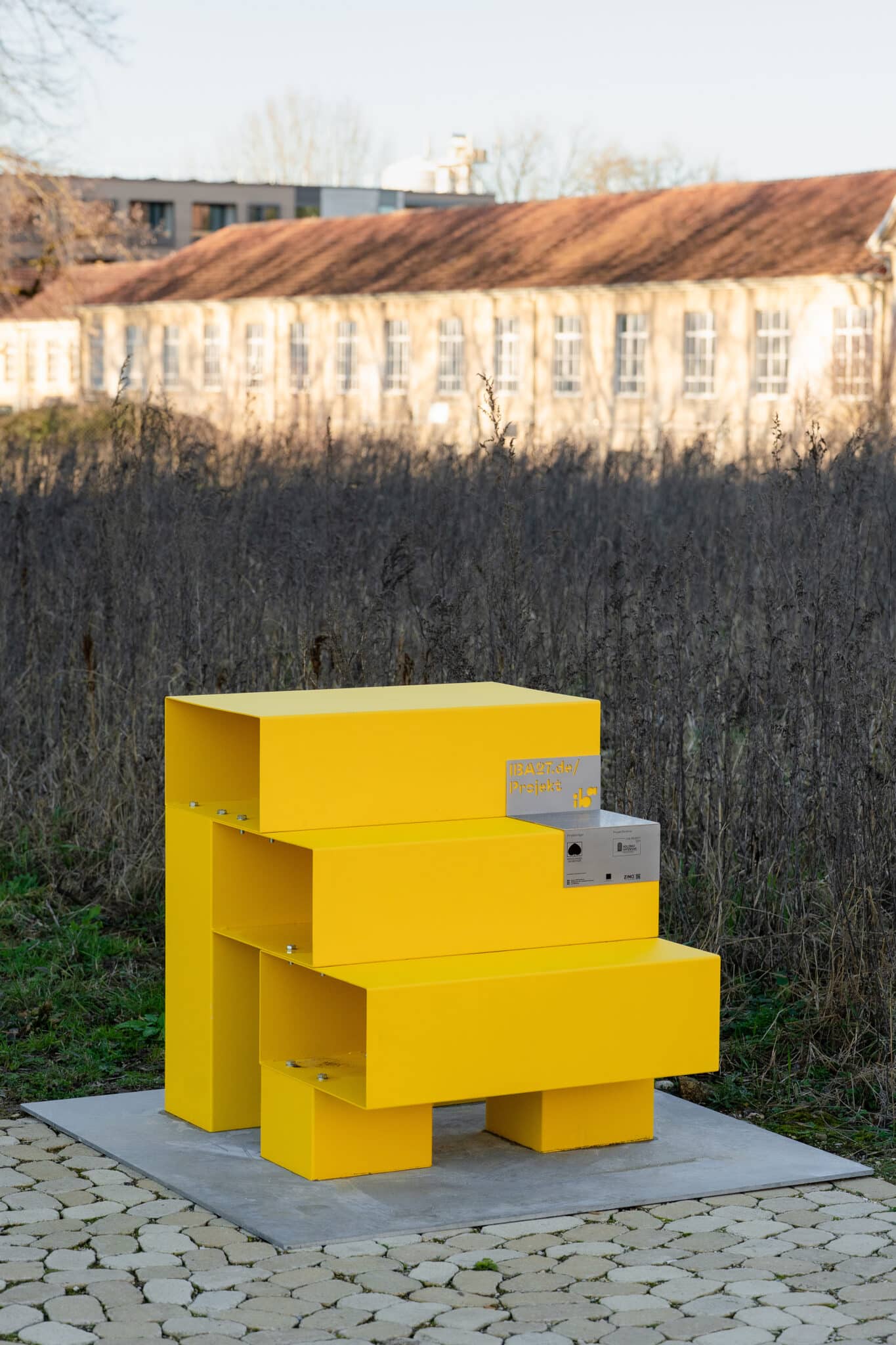 Projektmarker der IBA’27 am Holzparkhaus am Bahnhof Wendlingen (Bild: L2M3 / Sven Thiery)