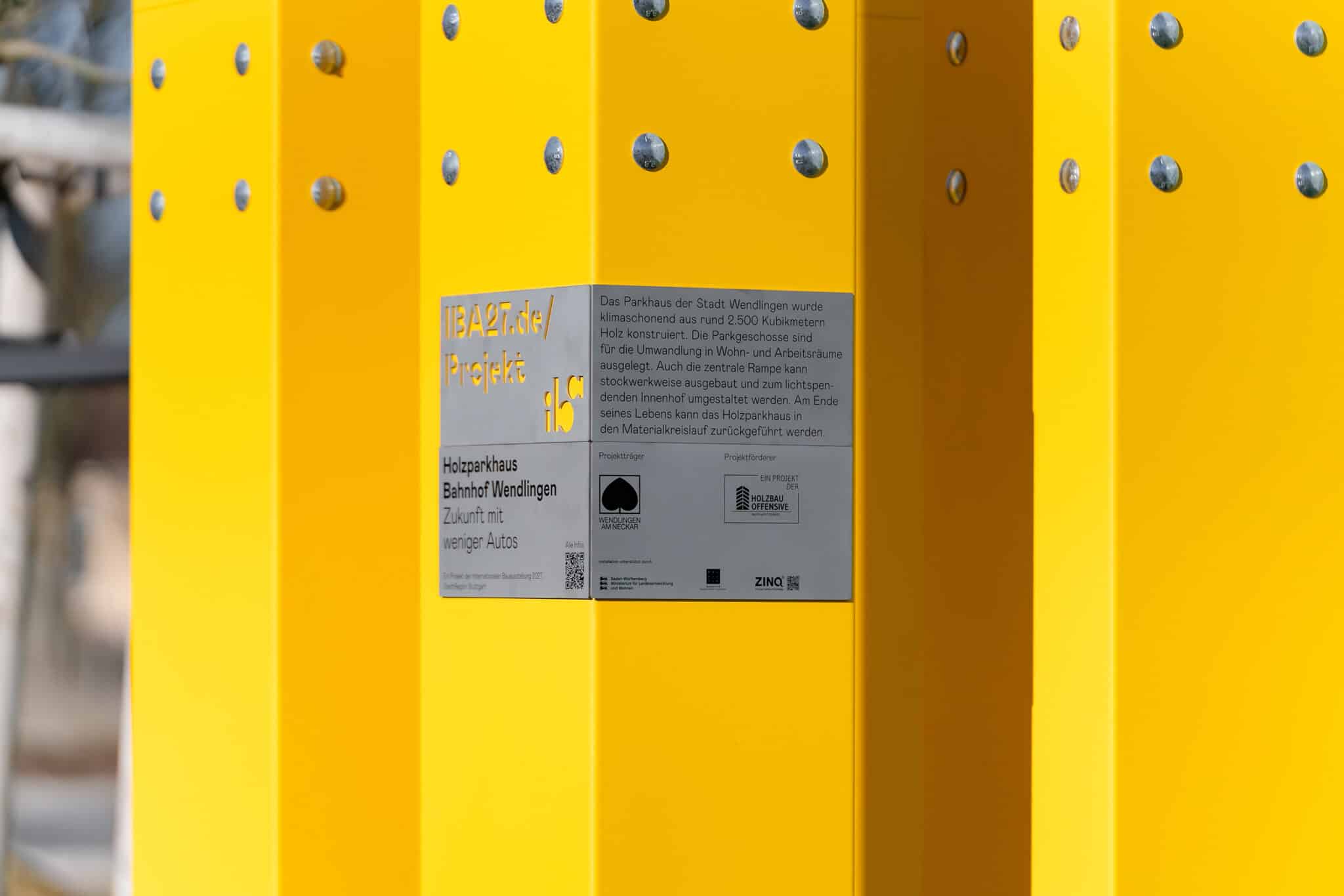 Projektmarker der IBA’27 am Holzparkhaus am Bahnhof Wendlingen (Bild: L2M3 / Sven Thiery)