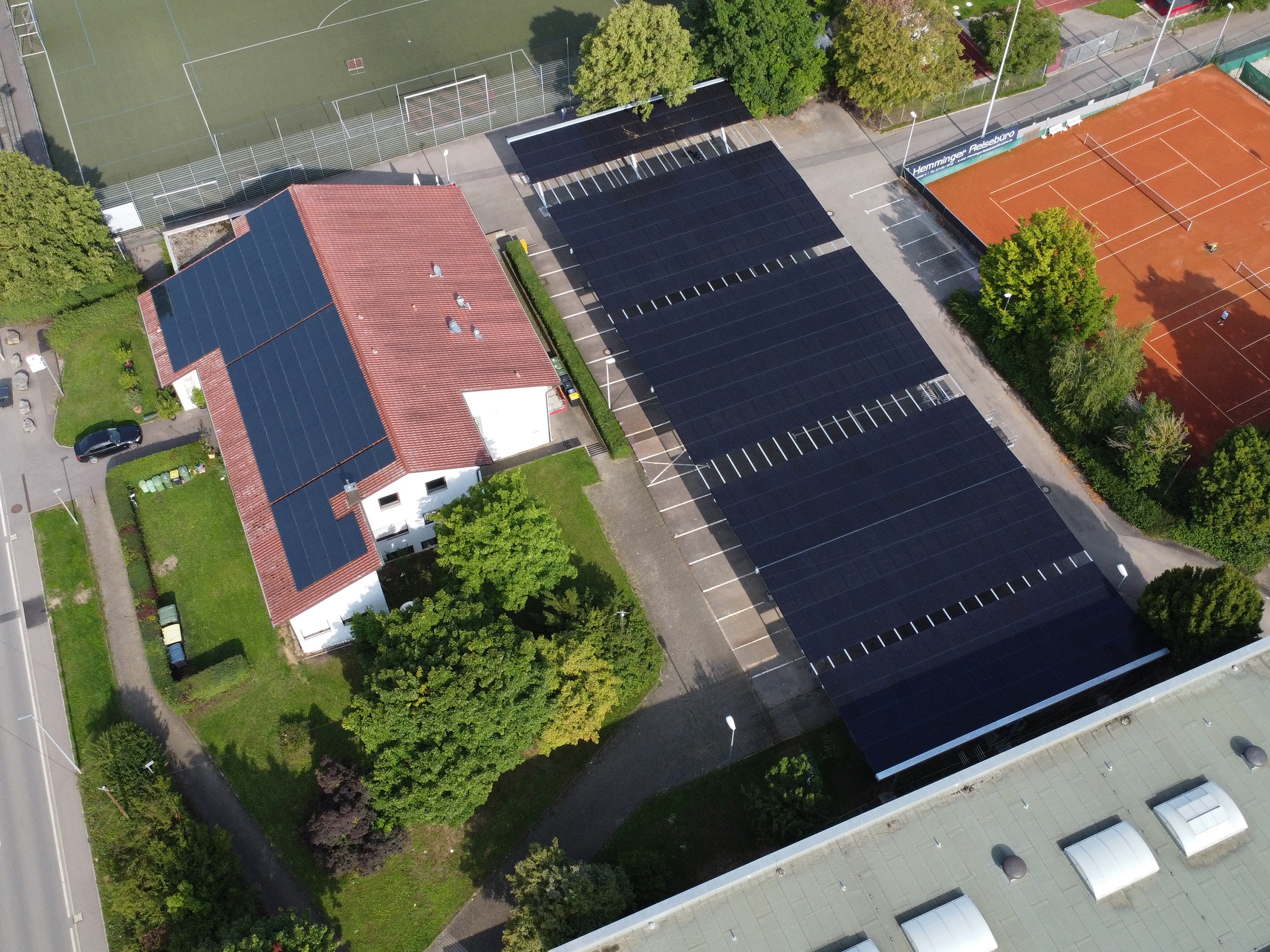 Lufbild. Solarbedeckte Parkfläche.
