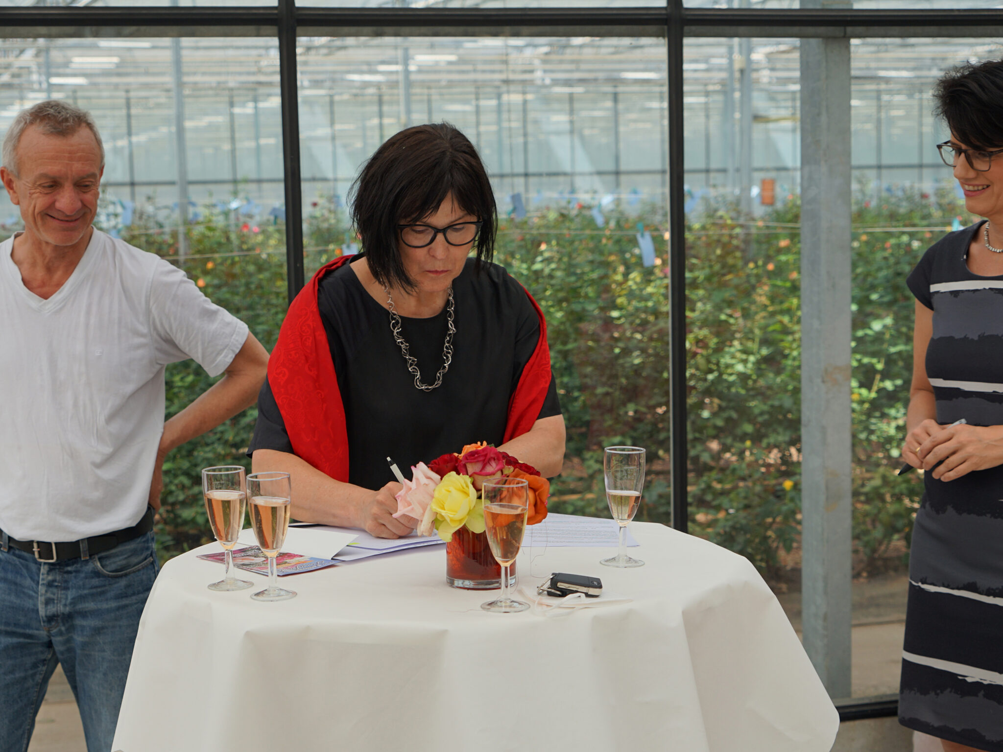 Offizieller Startschuss: IBA’27 Intendant Andreas Hofer und IBA’27 Geschäftsführerin Karin Lang (Mitte) unterzeichnen mit Oberbürgermeisterin Gabriele Zull die Kooperationsvereinbarung für das Fellbacher Projekt.