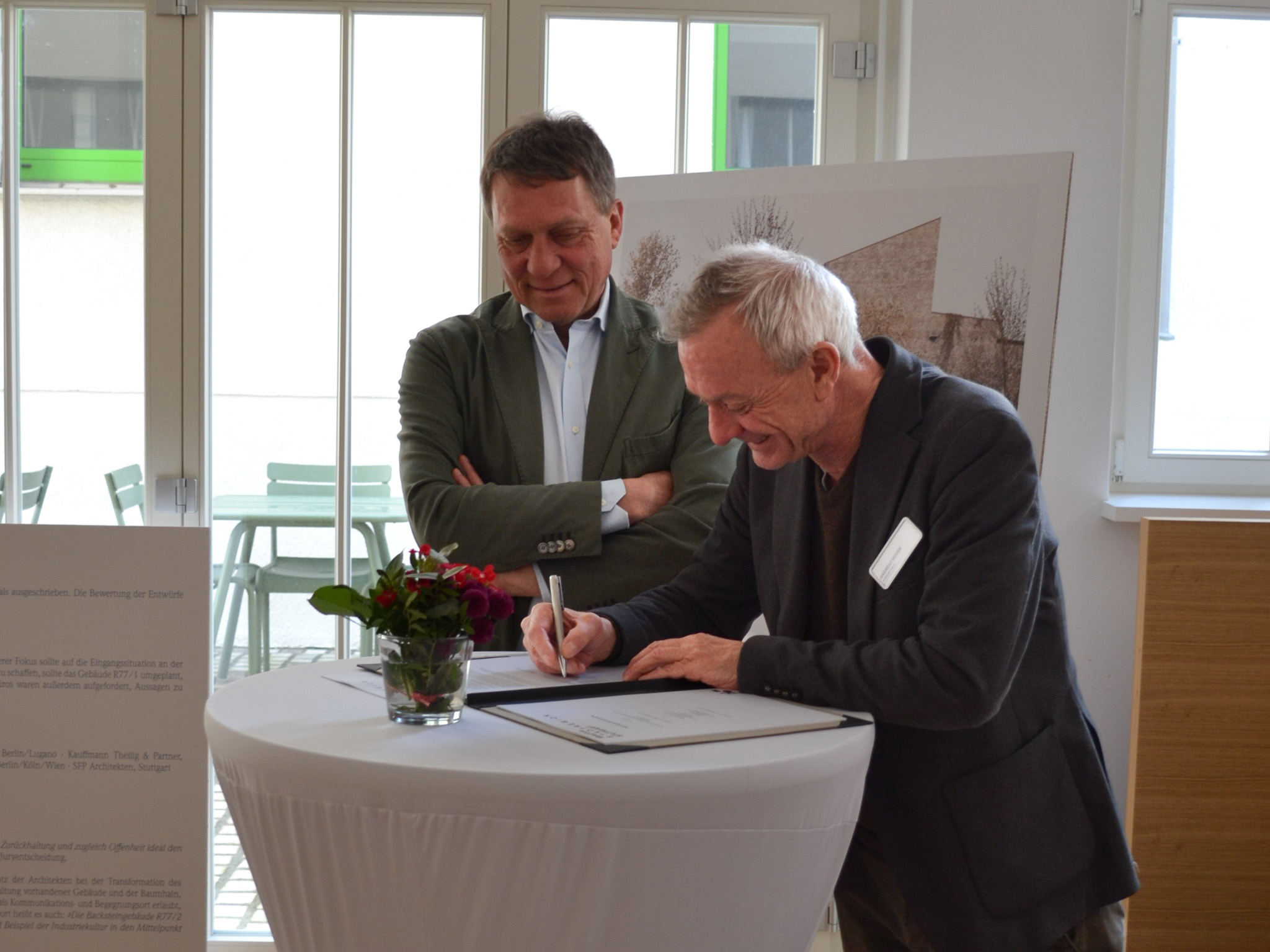 Philipp Haußmann und Andreas Hofer bei der Unterzeichnung der Kooperationsvereinbarung zum IBA’27-Projekt Klett-Areal (Bild: Klett)