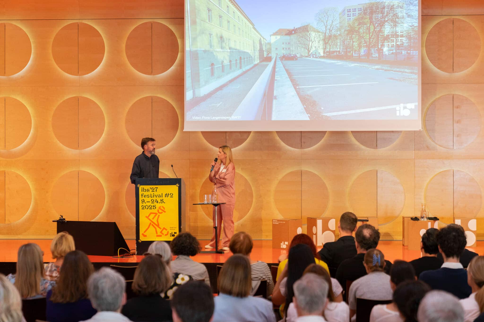 Podium »Architektur repariert Stadt« mit Dr. Raquel Jaureguízar und Florian Nagler beim IBA’27-Festival #2 (Bild: IBA’27 / Sarah Hoffmann)