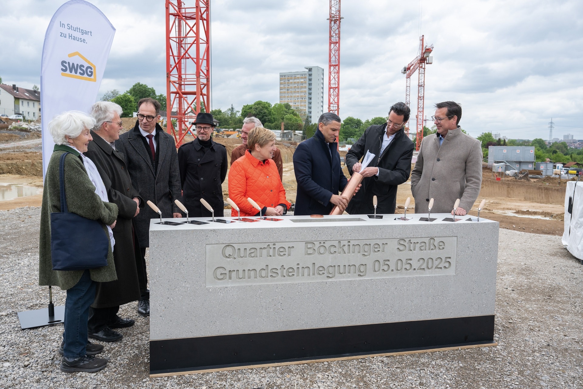 Grundsteinlegung für das neue Quartier. Monika und Helmut Pleyer, Anwohner der Böckinger Straße, Wolf Gieseke, Technischer Geschäftsführer der SWSG, Prof. Mathias Haber, Hild und K, Nicole Razavi MdL, Ministerin für Landesentwicklung und Wohnen Baden-Württemberg, Andreas Hofer, Intendant der IBA’27, Samir M. Sidgi, Vorsitzender der Geschäftsführung der SWSG, Dr. Fabian Mayer, Erster Bürgermeister der Landeshauptstadt Stuttgart, Daniel Winkler, Geschäftsführer der Köster GmbH (von links; Bild: Sebastian Bullinger)