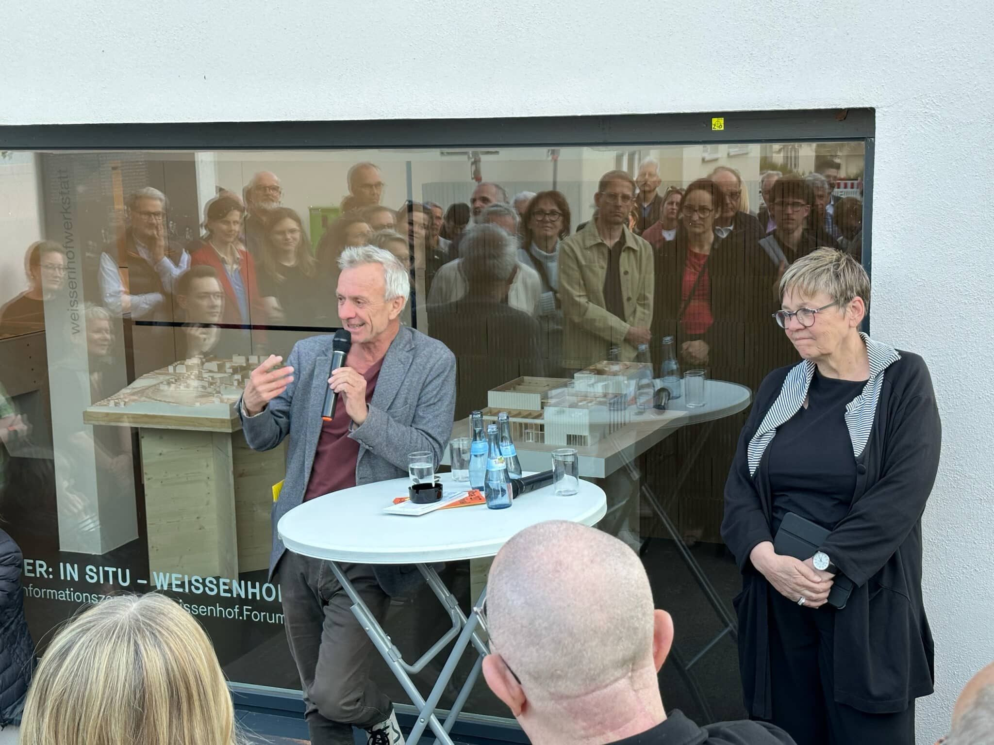 Andreas Hofer und Suse Kletzin bei der Ausstellungseröffnung