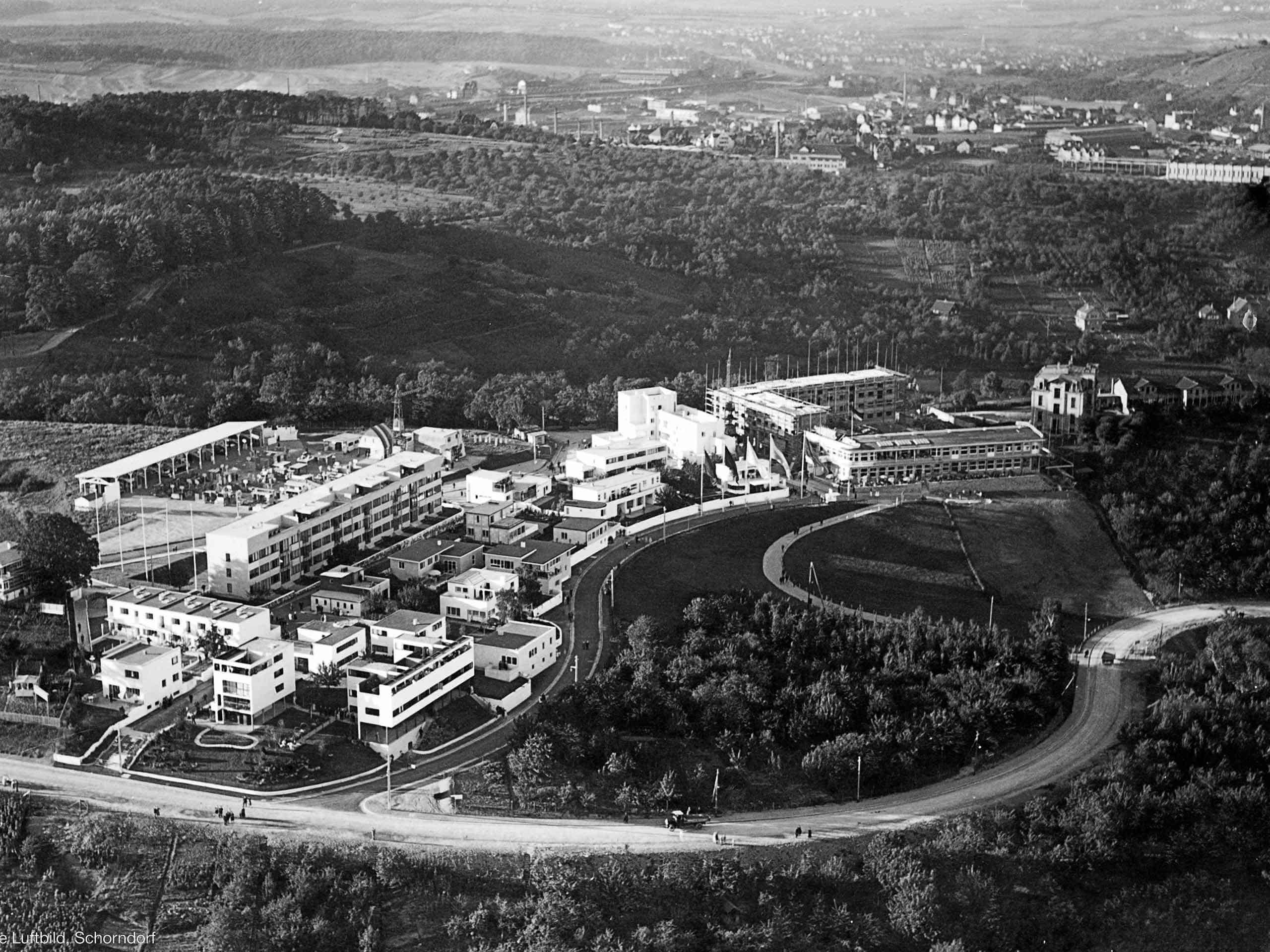 Luftbild in schwarzweiß. Zu sehen ist die Weissenhofsieldung, weiße kubische Bauten.