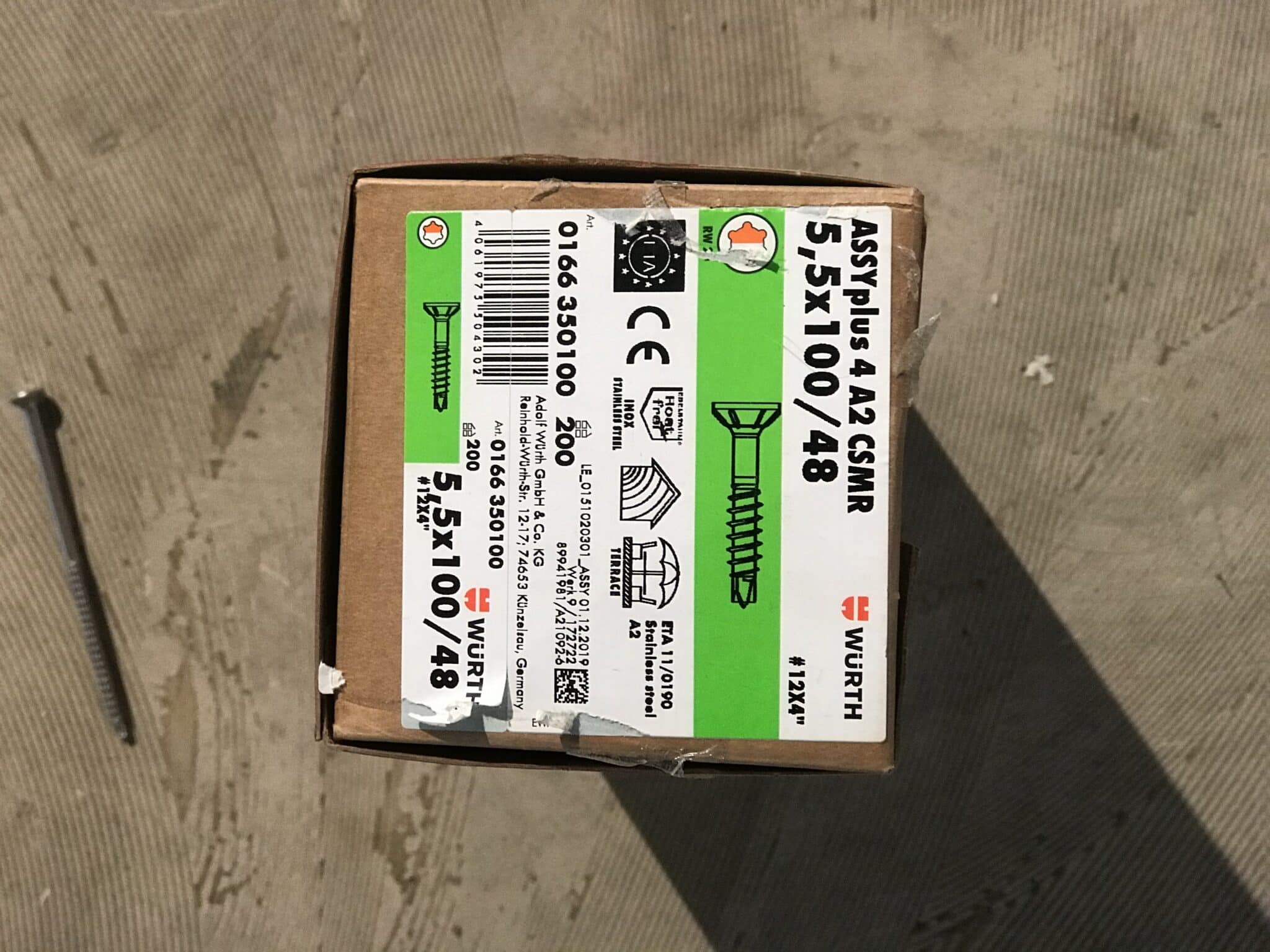 Verpackung mit Schrauben der Marke Würth, Größe 5,5x100 mm, auf einem neutralen Hintergrund.
