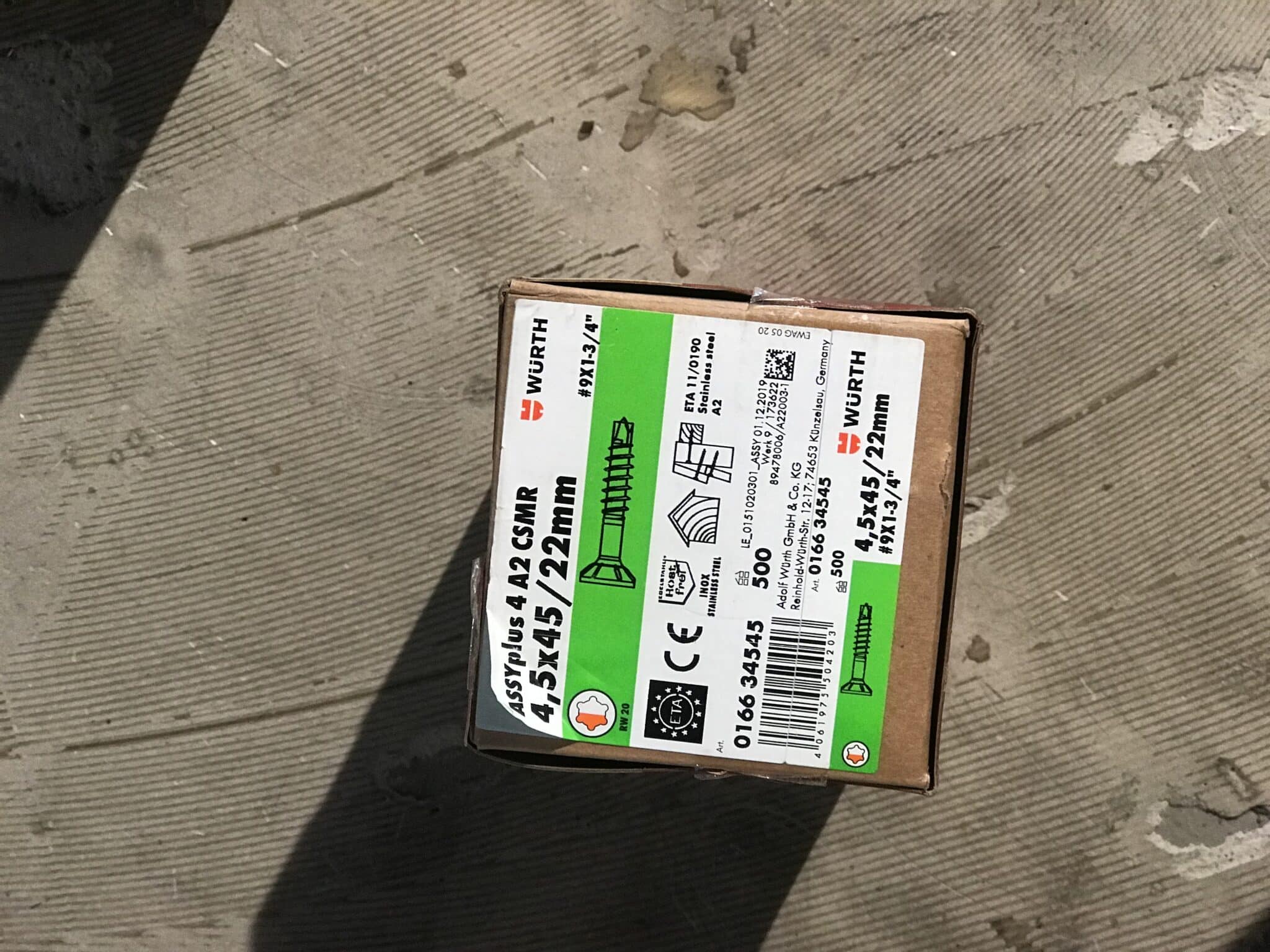 Verpackung mit Würth-Etikett für 45° Blechschrauben, Größe 22 mm, auf einem Boden.