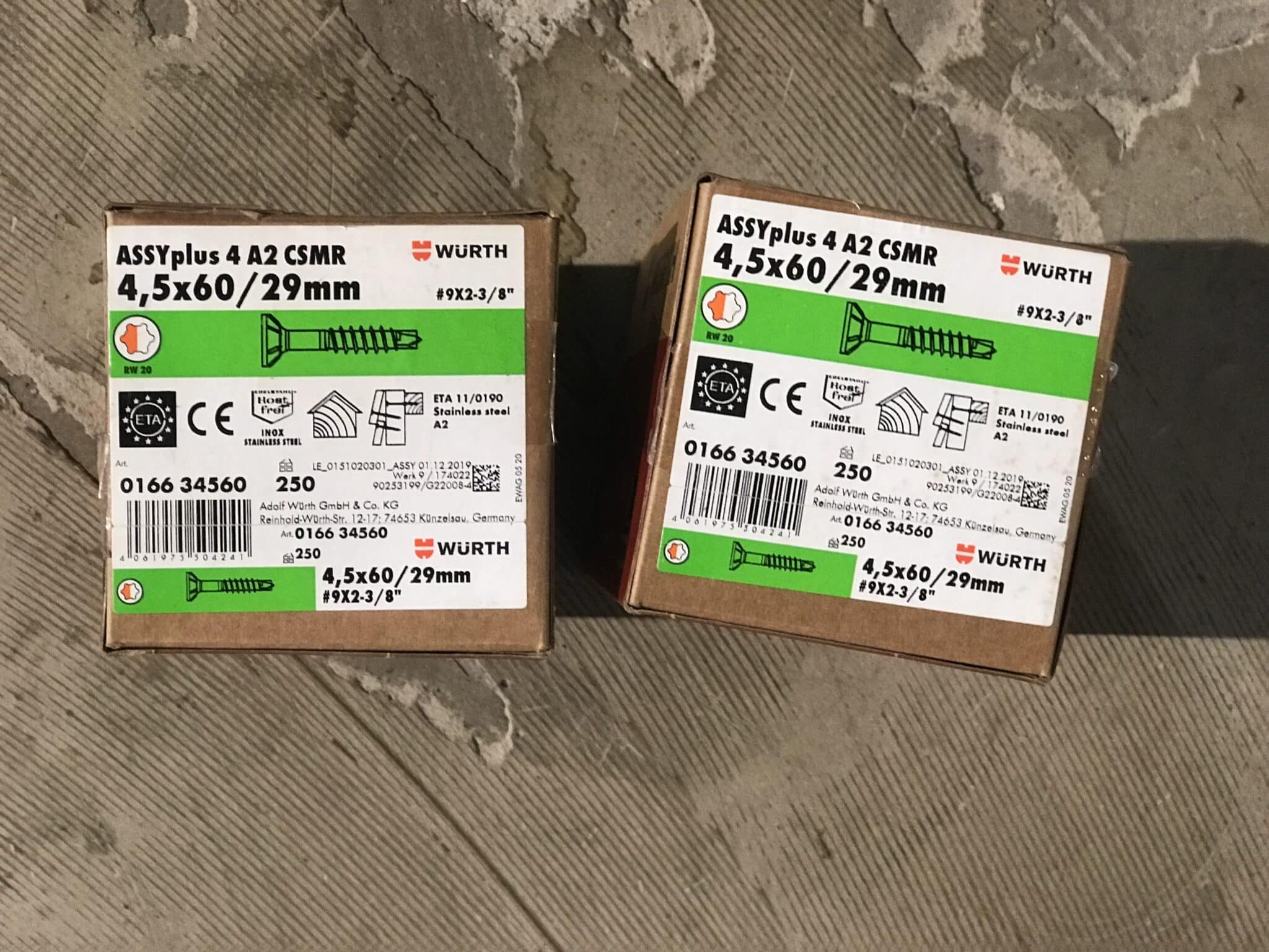 Zwei Kartons mit Schrauben ASSYplus 4 A2 CSMR, 4,5x60/29mm von Würth auf einem grauen Untergrund.