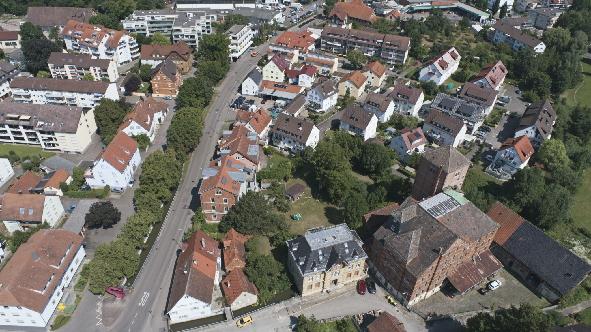 Drohnenbild in Vogel-Perspektive auf ein Wohngebiet in der Stuttgarter Region.