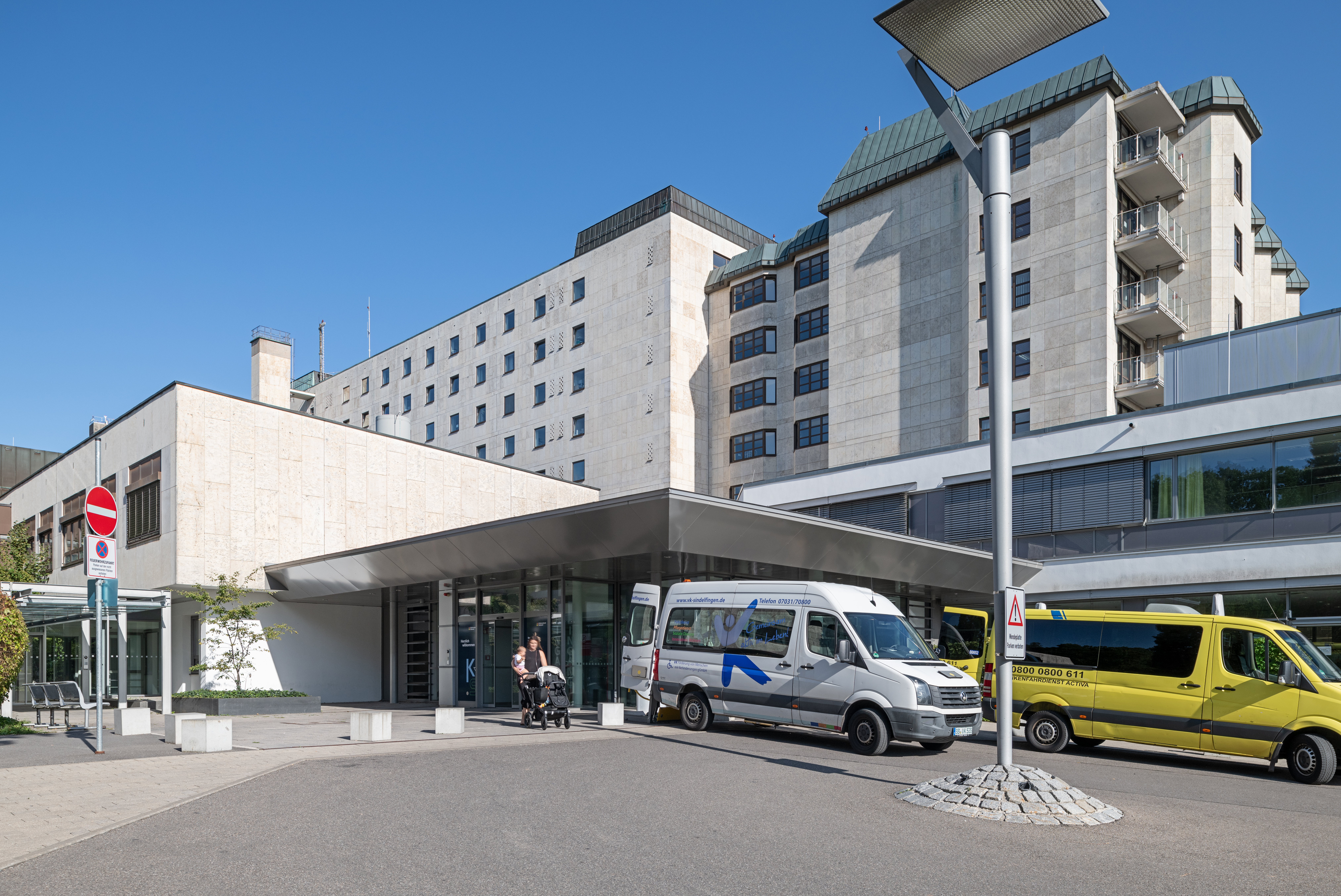 Sindelfinger Krankenhaus mit Krankenwagen vor der Einfahrt.