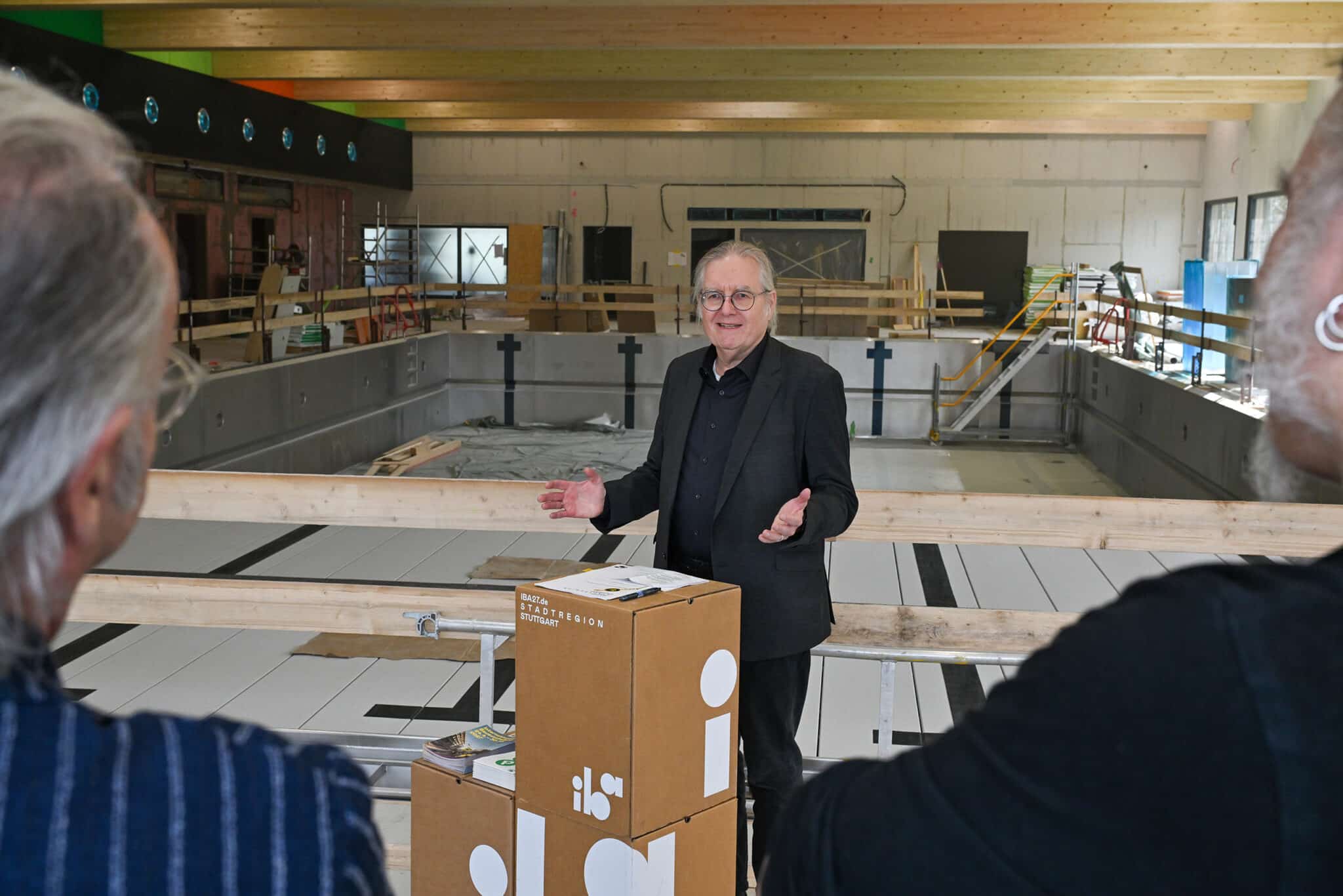 Bürgermeister Peter Pätzold bei der Unterzeichnung der Kooperationsvereinbarung zum IBA’27-Projekt »Aquabox« am 24.03.26 in Stuttgart-Zuffenhausen (Bild: Tom Bloch/Pool Out Of The Box)